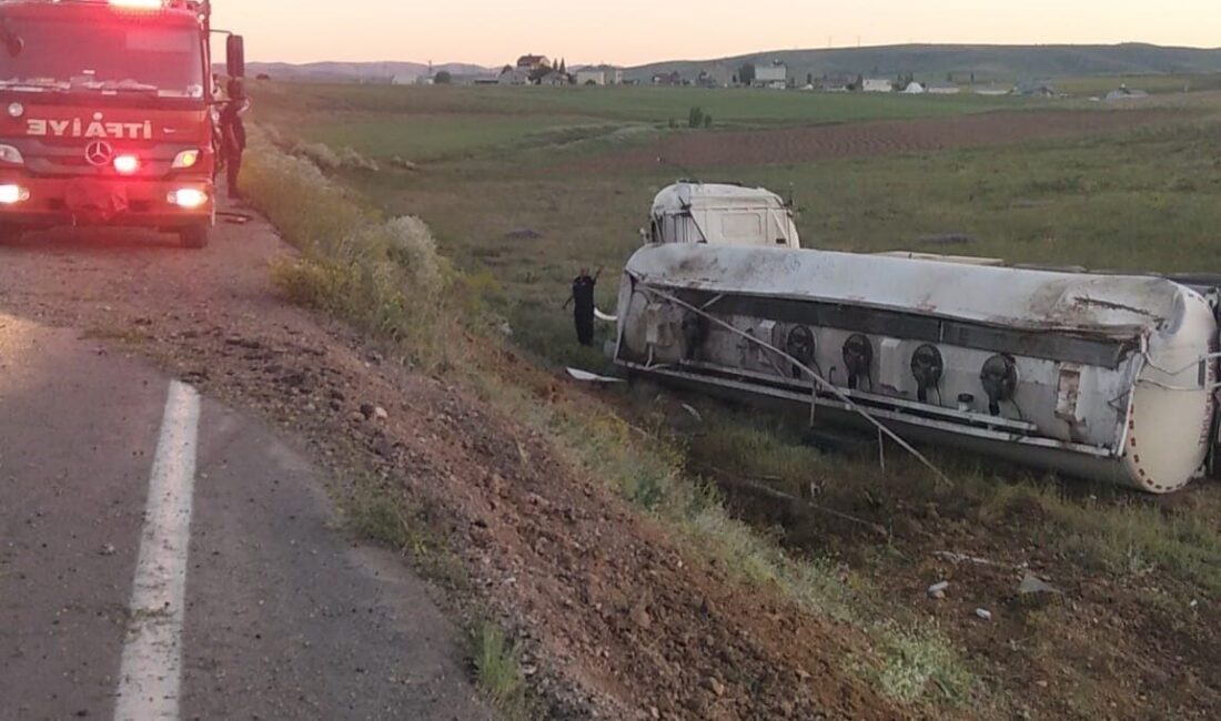 Bayburt’ta Meydana Gelen Kaza Sonucunda Yakıt Dolu Tanker Devrildi, Sürücü