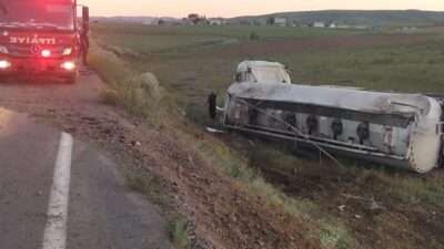 Bayburt’ta Meydana Gelen Kaza Sonucunda Yakıt Dolu Tanker Devrildi, Sürücü