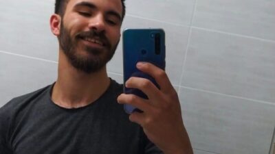 Alaplı ilçesinde, bir kişi evinin bahçesindeki ağaca sulama hortumu ile