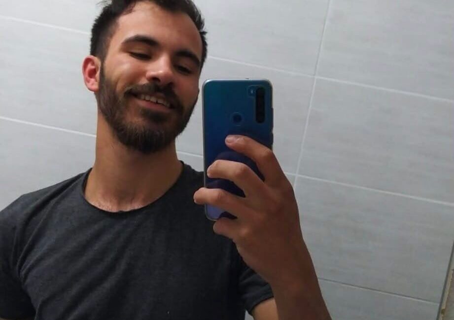 Alaplı ilçesinde, bir kişi evinin bahçesindeki ağaca sulama hortumu ile