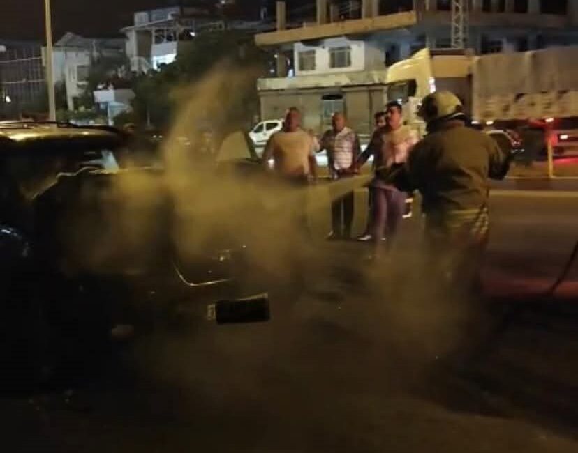 Hatay’ın Belen ilçesine bağlı Halibey Mahallesi’nde seyir halindeki bir araçta