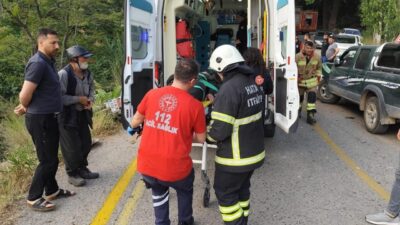 Hatay’da, Belen ilçesi Benlidere Mahallesi’nde meydana gelen trafik kazasında motosiklet