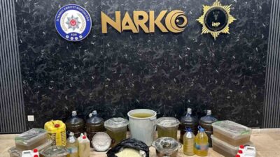 İstanbul Beşiktaş ilçesinde düzenlenen operasyonda, bir ev ile araçta yapılan