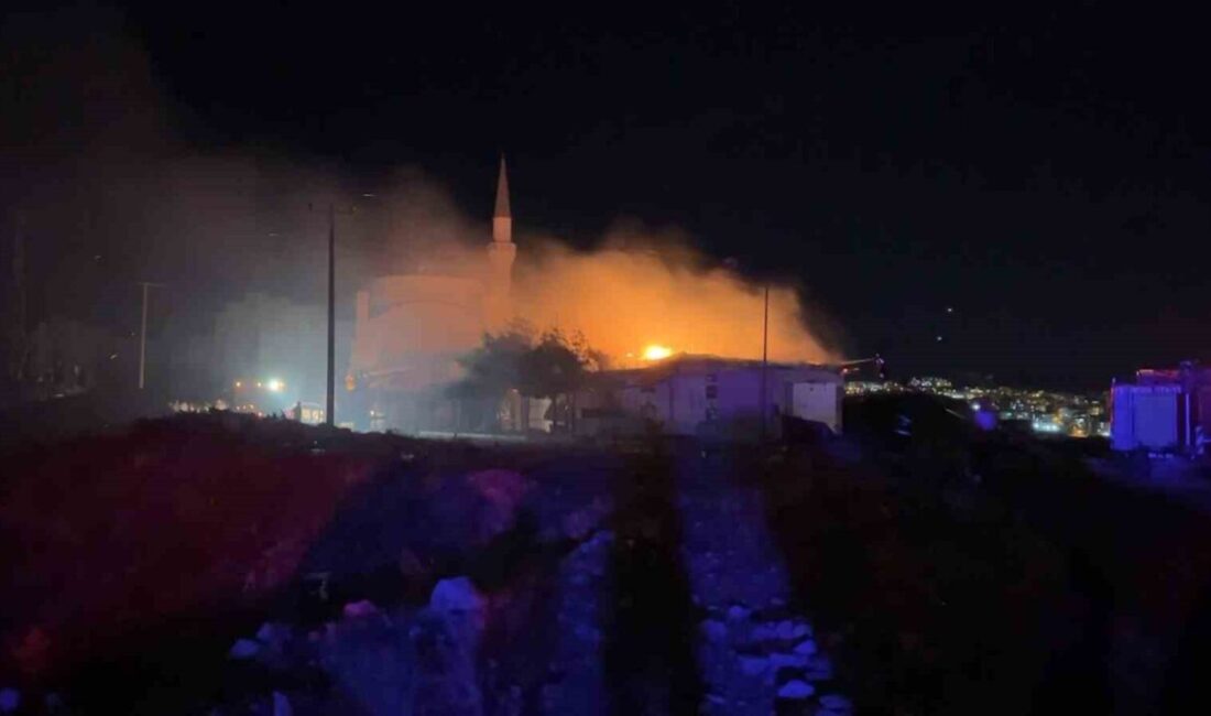 Adıyaman’ın Besni ilçesindeki bir iş yerinde çıkan yangın, şiddetli rüzgarın
