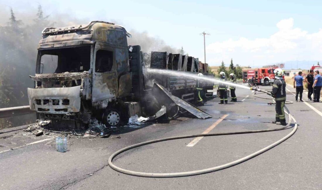 Denizli’nin Merkezefendi ilçesinde seyir halindeki beyaz eşya dolu bir tırda