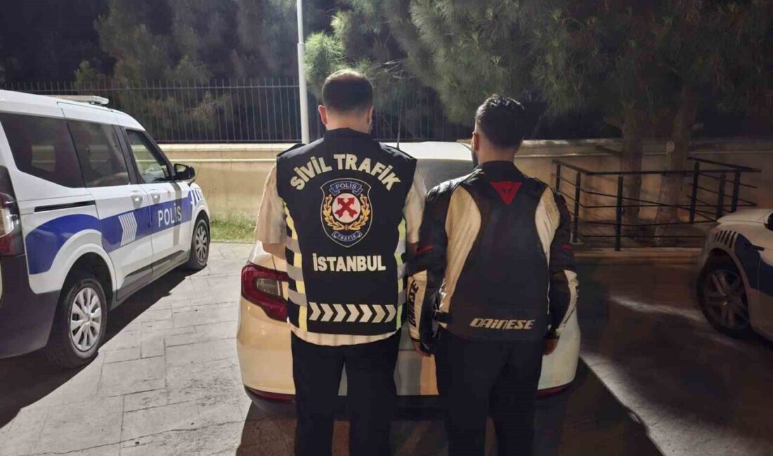 Beylikdüzü’nde bir motosiklet sürücüsü, trafiği tehlikeye atarak bir araç sürücüsünü