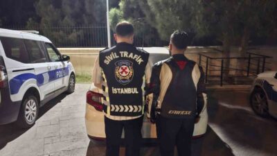 Beylikdüzü’nde bir motosiklet sürücüsü, trafiği tehlikeye atarak bir araç sürücüsünü
