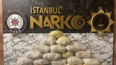 Beylikdüzü ilçesinde hareket halindeki bir araca yapılan operasyonda, 21 kilo