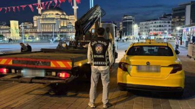 Beyoğlu’nda turist bir yolcuyla seyahat eden bir taksi şoförü, taksimetreyi