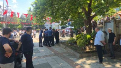 Bursa’nın Orhangazi ilçesinde Cumhuriyet Meydanı’nda meydana gelen bir olayda, aralarında