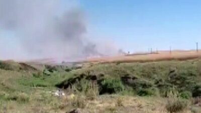 Diyarbakır’ın Silvan ilçesinde biçerdöverle hasat yapan bir makinenin çıkardığı kıvılcım