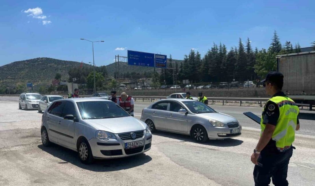 Bilecik ilinde, Vezirhan beldesinde bulunan bir akaryakıt istasyonu önünde Yol