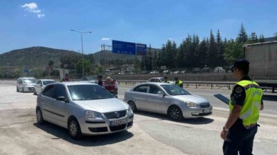 Bilecik ilinde, Vezirhan beldesinde bulunan bir akaryakıt istasyonu önünde Yol