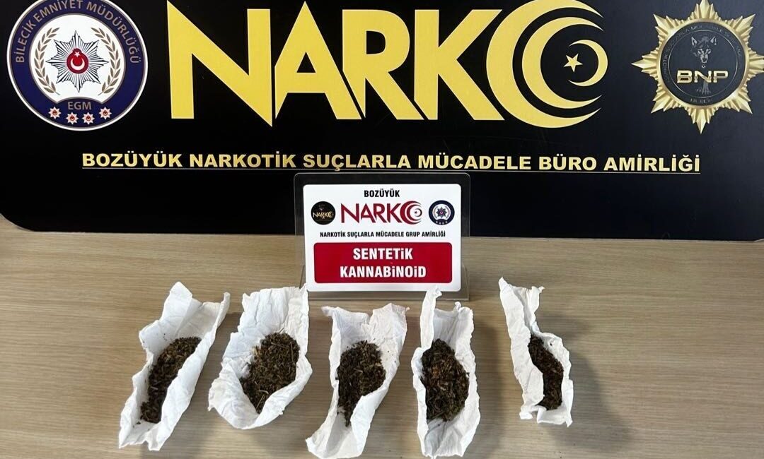 Bilecik’te gerçekleştirilen denetimlerde, Bozüyük ilçesinde halka açık bir işyerinde kimlik