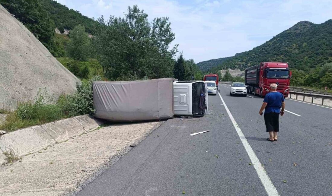 Bilecik’te meydana gelen trafik kazasında, seyir halindeki bir kamyonet devrilirken