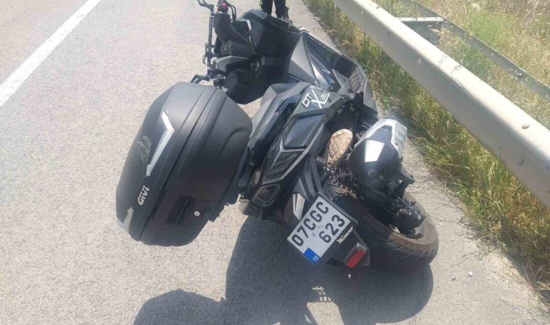 Bilecik’te meydana gelen bir trafik kazasında, bir motosikletin bariyerlere çarpması