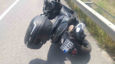 Bilecik’te meydana gelen bir trafik kazasında, bir motosikletin bariyerlere çarpması
