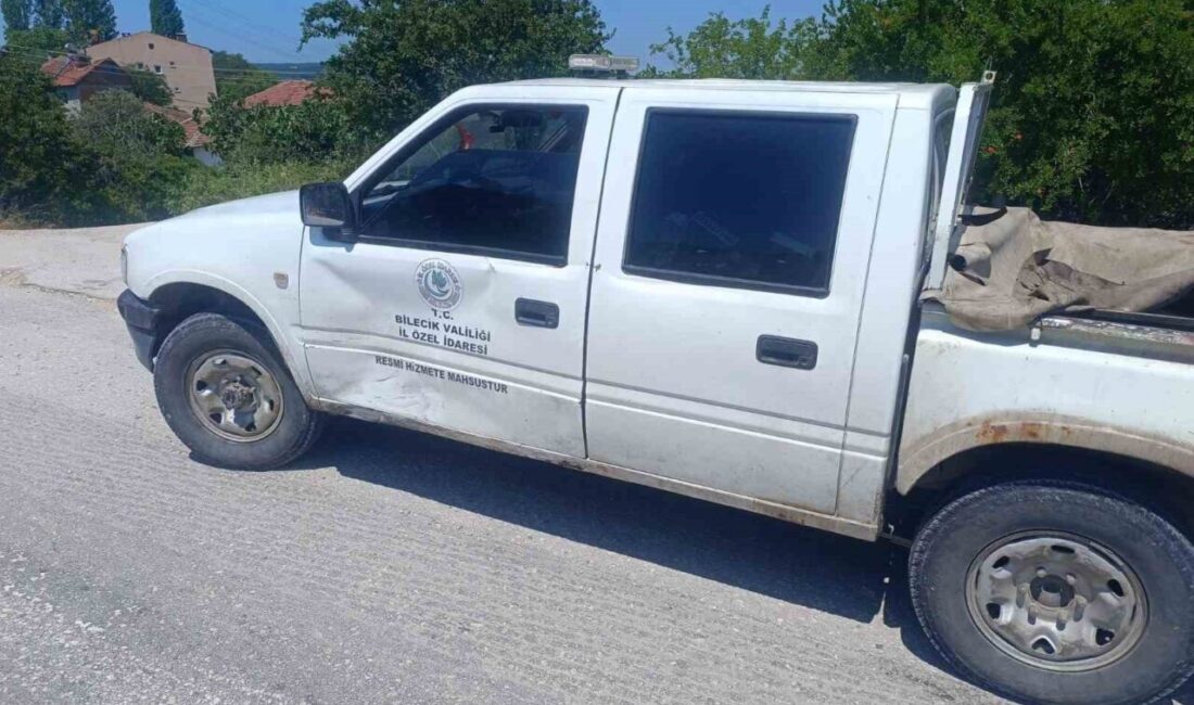 Bilecik merkezine seyir halinde olan bir motosiklet, Gülümbe Köyü’nde kamyonete