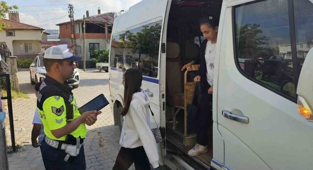 Bilecik ilinde okul servis araçları denetlendi. Bilecik Merkez İlçe Jandarma