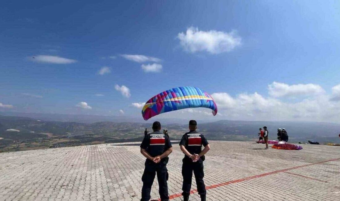 Bilecik’in Gölpazarı ilçesinde düzenlenen Uluslararası Gölpazarı Kiraz Festivali kapsamında yamaç