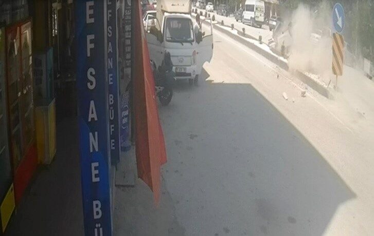 Bilecik’te meydana gelen trafik kazasında otomobilin refüje çarparak devrilmesi sonucu