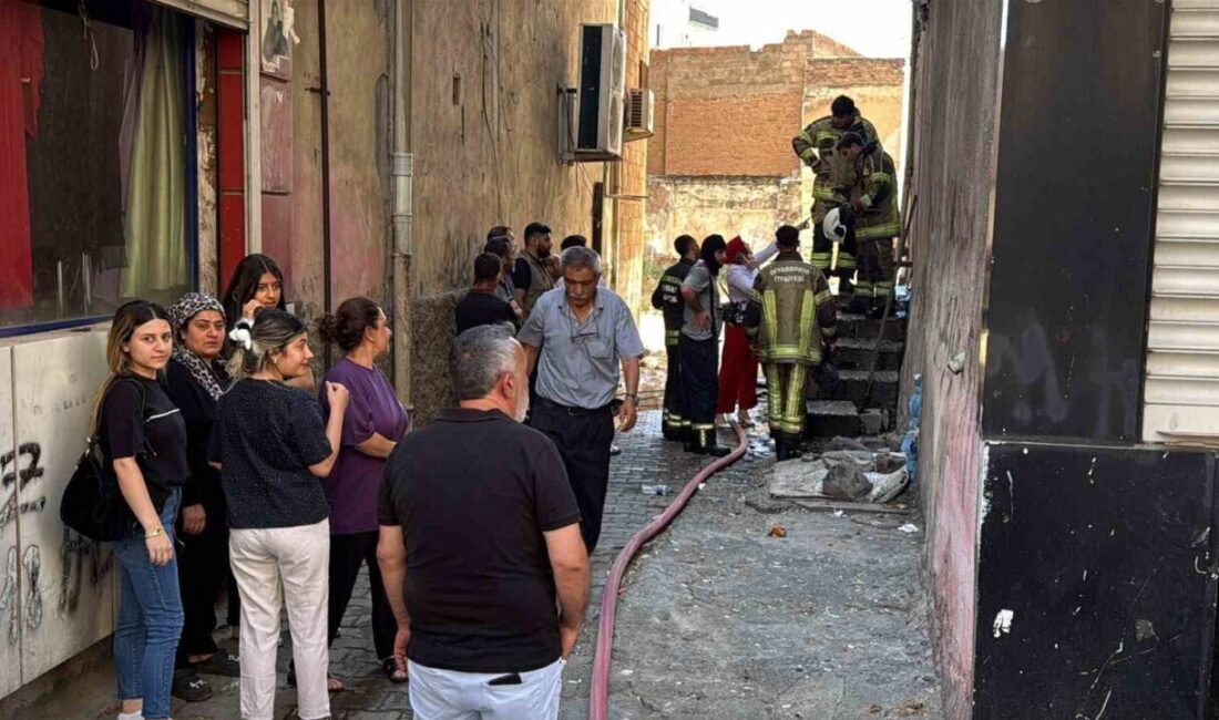 Diyarbakır’da, Muradiye Mahallesi’nde bulunan 5 katlı bir apartmanın girişindeki odunluğunda