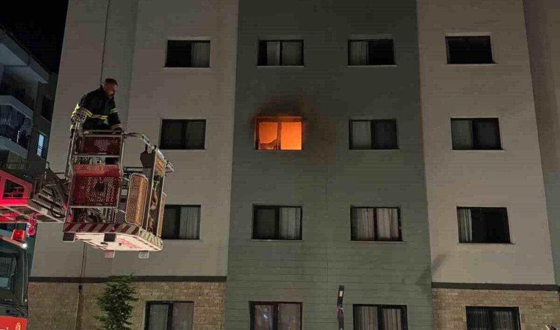 Adıyaman ilinde bir apartman dairesinde meydana gelen yangın sonucunda dumandan