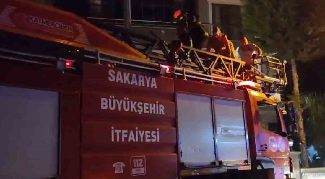 Sakarya’nın Karasu ilçesinde, bir sitenin apartman boşluğunda bulunan bebek arabalarını
