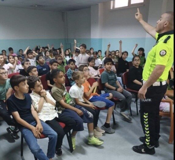 Bingöl’de polis ekipleri tarafından öğrencilere yönelik trafik güvenliği eğitimi düzenlendi.