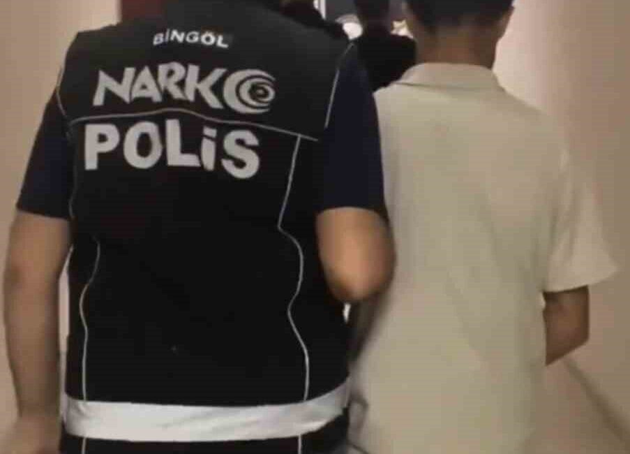 Bingöl’de, polis ekipleri tarafından gerçekleştirilen uyuşturucu operasyonunda 2 şüpheliden biri