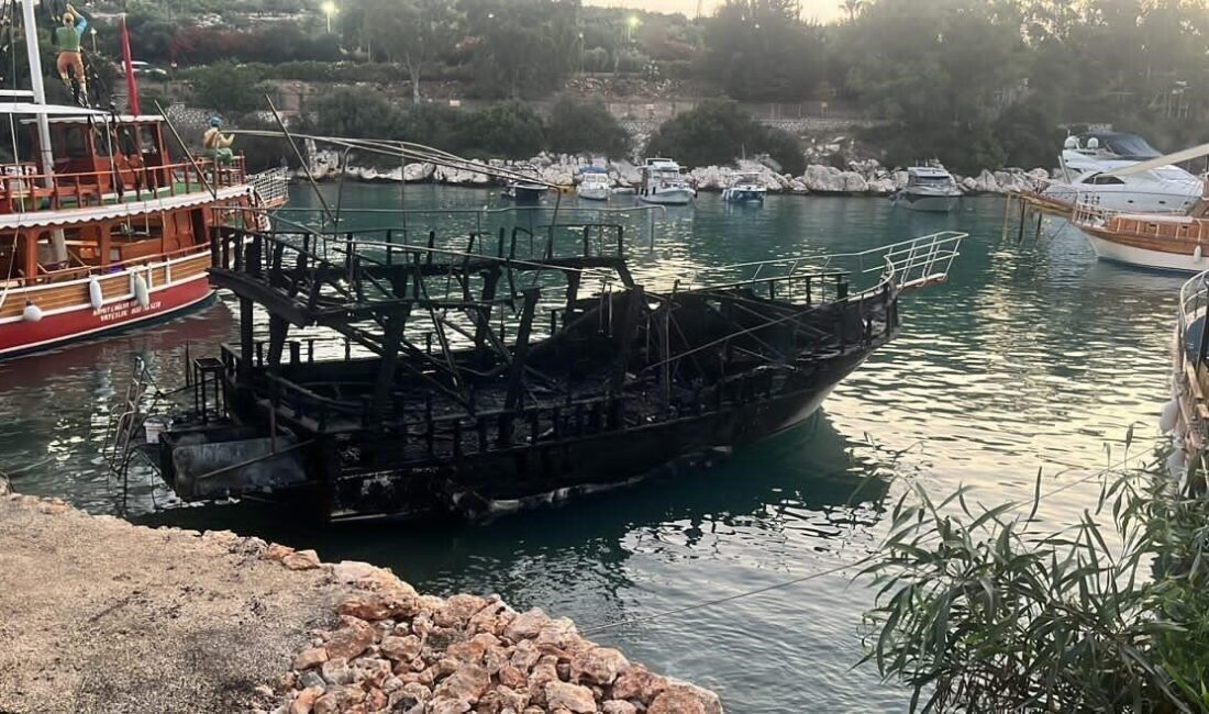 Mersin’in Silifke ilçesi sahilinde bir teknedeki yangın, çevrede paniğe yol
