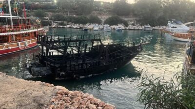 Mersin’in Silifke ilçesi sahilinde bir teknedeki yangın, çevrede paniğe yol