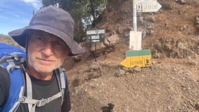 Balıkesir’in Susurluk ilçesinde, evinin bahçesini çapalamak için makineyi kullanan ve