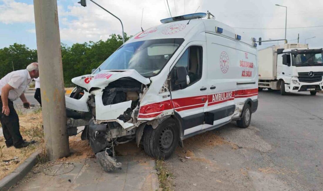 Ahlat ilçesinde yaşanan trafik kazasında, ambulans ile otomobil çarpıştı ve