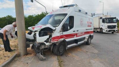 Ahlat ilçesinde yaşanan trafik kazasında, ambulans ile otomobil çarpıştı ve