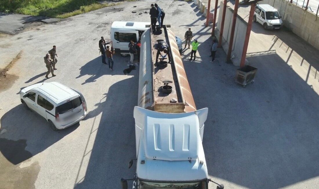 Bitlis Emniyet Müdürlüğü tarafından gerçekleştirilen operasyonda, yakıt tankeri içinde 30