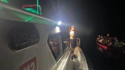 Muğla’nın Bodrum ilçesi açıklarında, Sahil Güvenlik ekipleri tarafından düzensiz göçmenleri