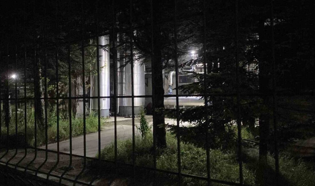 Bolu’da bir fabrikada gece vardiyasında çalışan bir işçi, kolunu makineye
