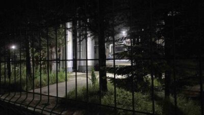 Bolu’da bir fabrikada gece vardiyasında çalışan bir işçi, kolunu makineye