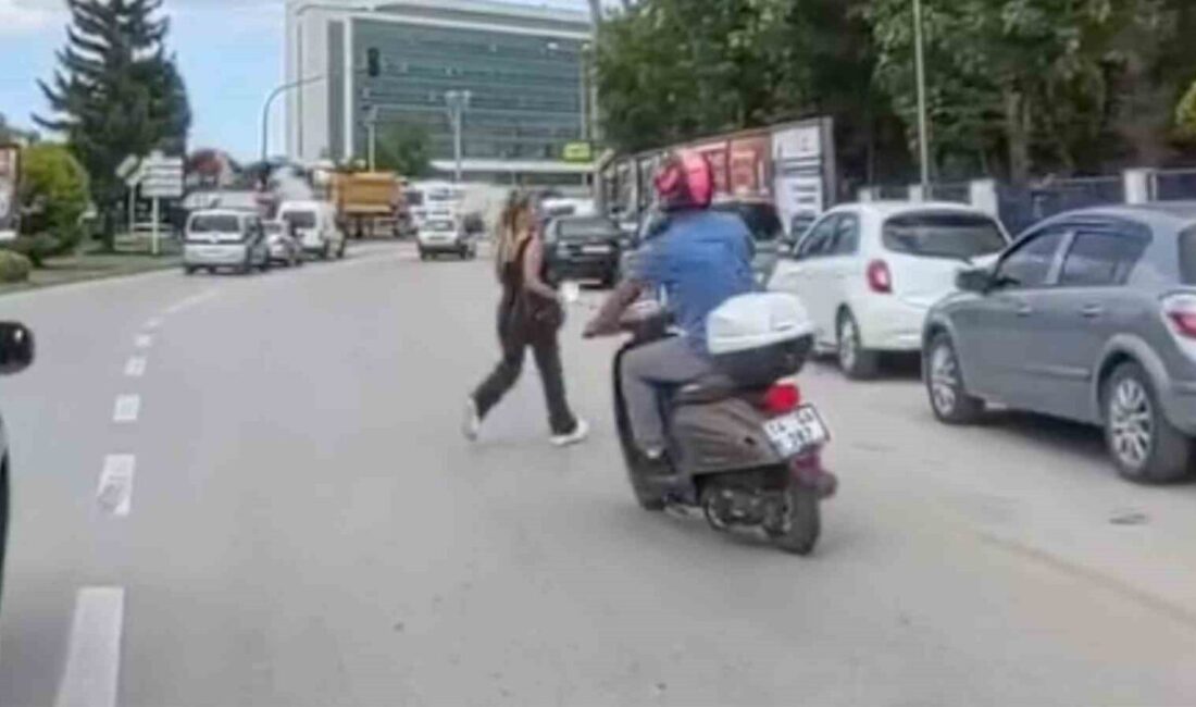 Bolu’da bir motosiklet sürücüsü, yolun karşısında aniden karşıya geçen yayayla