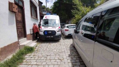 Bolu’nun Mudurnu ilçesinde yaşlı bir hasta için çağrılan ambulans, park