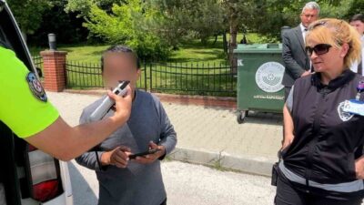 Bolu’da bir sürücü, yokuşta kalkış yapmaya çalışırken kontrolü kaybederek arkasındaki