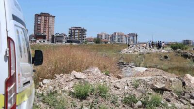 Kayseri’nin Melikgazi ilçesinde bulunan boş arazide moloz yığınları arasında bir