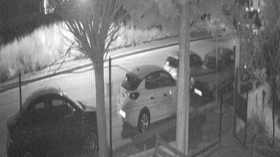 Eskişehir’de, güvenlik kamerasına yansıyan görüntülerde, boş bir caddede park halindeki
