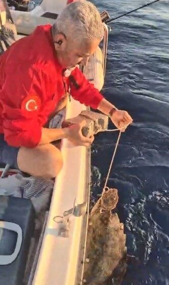 Kuşadası’nda Amatör Balıkçılar Deniz Kaplumbağasını Kurtardı Kuşadası ilçesinde, amatör balıkçılar