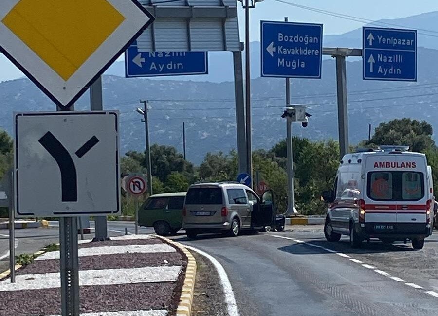 Aydın’ın Bozdoğan ilçesi girişindeki bir kavşakta meydana gelen trafik kazasında