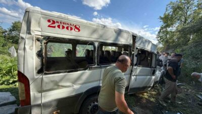 Ağlasun ilçesinde meydana gelen trafik kazasında tarlaya uçan bir minibüste