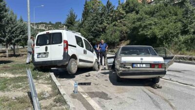 Burdur ilinde meydana gelen trafik kazasında, bir otomobil ile bir