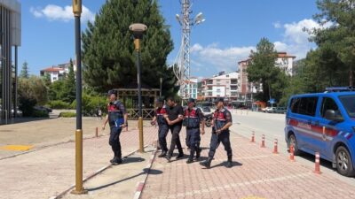 Bucak ilçesinde jandarma ekipleri tarafından düzenlenen operasyonda uyuşturucu partisine katılan