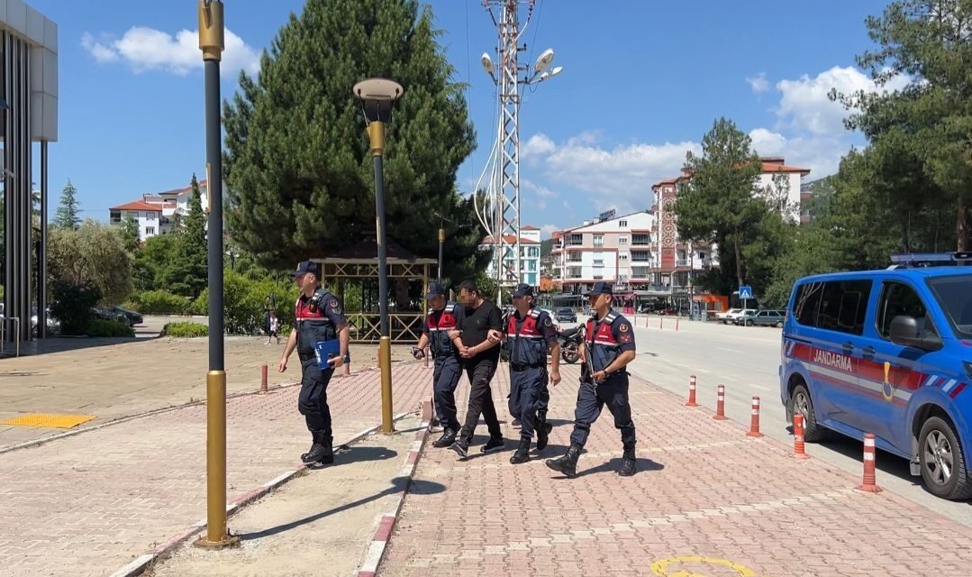 Bucak ilçesinde jandarma ekipleri tarafından düzenlenen operasyonda uyuşturucu partisine katılan